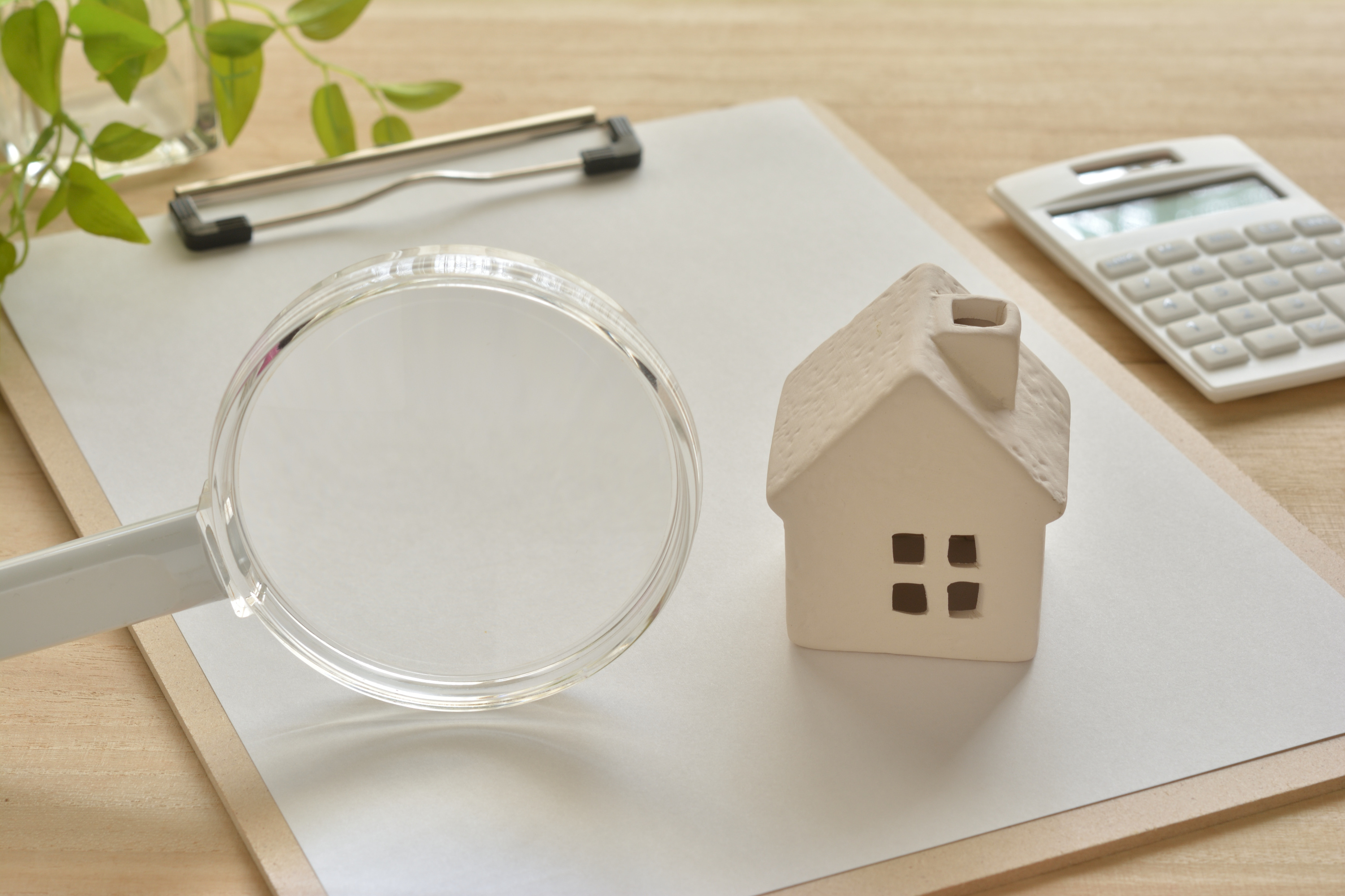 Imagem de uma casa, alusivo ao conteúdo do artigo sobre detalhes práticos a considerar antes de comprar casa em Portugal