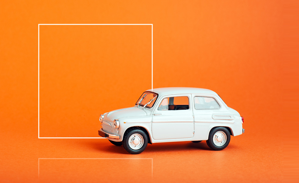 Carro com um fundo laranja, numa alusão a como poupar gasolina