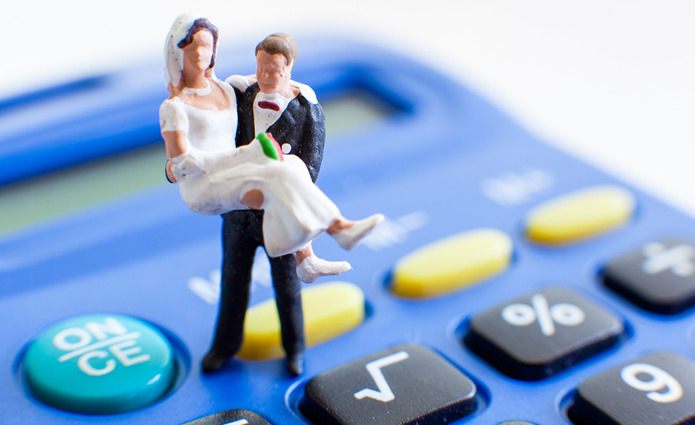 Casal a estimar os custos do seu casamento em Portugal